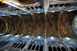 Volta a crociera nella navata centrale del  Duomo di Parma - La volta a crociera si presenta riccamente affrescata, come anche le pareti laterali della navata