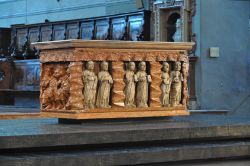 Altare Maggiore del Duomo di Parma - E' costituito da una splendida arca in marmo di epoca medievale (secoli 12°-13°)