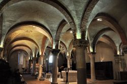 Cripta del Duomo di Parma - Pur essendo stata rimanegiata più volte, presenta ancora il caretteristico stile romanico originale