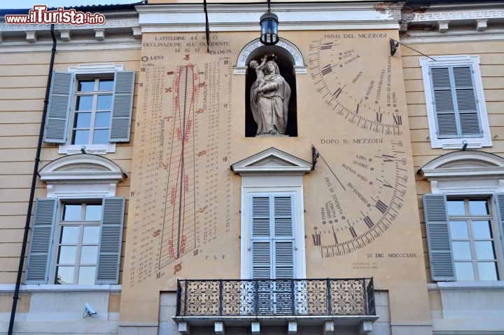 Immagine La Meridiana in Piazza Garibaldi a Parma - Oltre alla classica meridiana vediamo sulla sinistra l'analemma di Parma, mentre a destra sono riportati gli orari di altri fusi orari, sia ad est che ovest di Parma