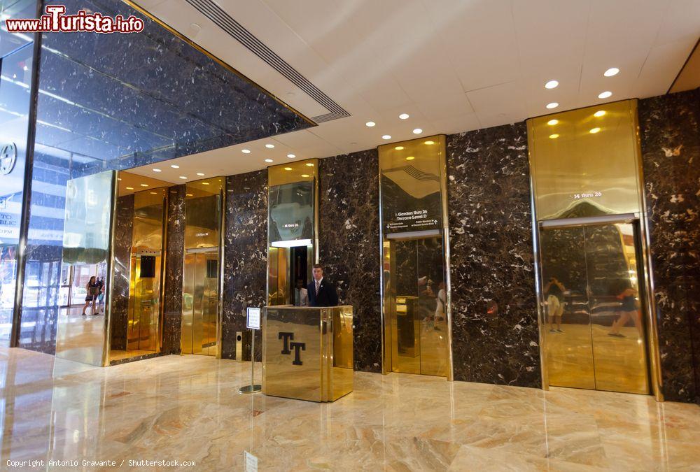 Immagine Gli ascensori lussuosi della Trump Tower di New York City - © Antonio Gravante / Shutterstock.com