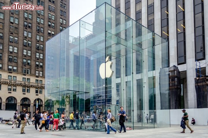 Immagine L'Apple Store sulla Fifth Avenue a New York City - © Marco Rubino / Shutterstock.com