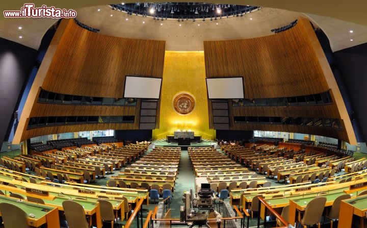 Immagine General Assembly Hall alle Nazioni Unite di  New York City. La sala, la più grande dell'edificio con 1.800 posti a sedere. - © Songquan Deng / Shutterstock.com