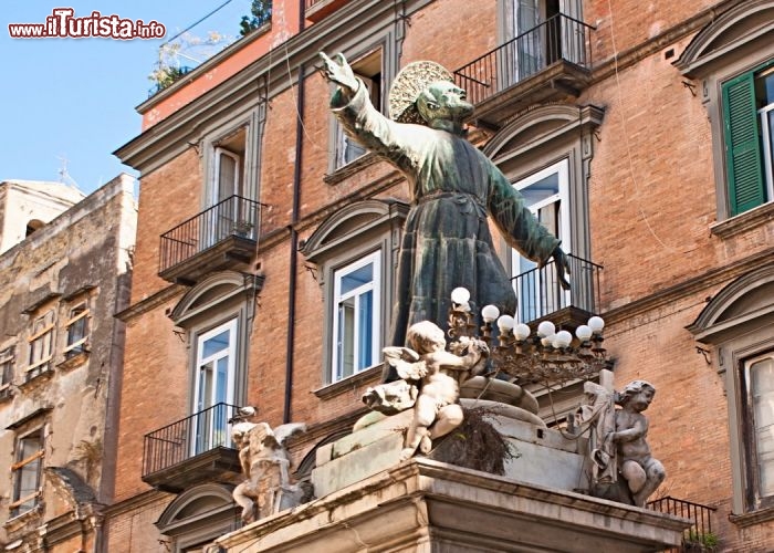 Immagine Statua di San Lorenzo a Napoli. Si trova all'intersezione tra via san Gregorio Armeno e via dei Tribunali - © eFesenko / Shutterstock.com