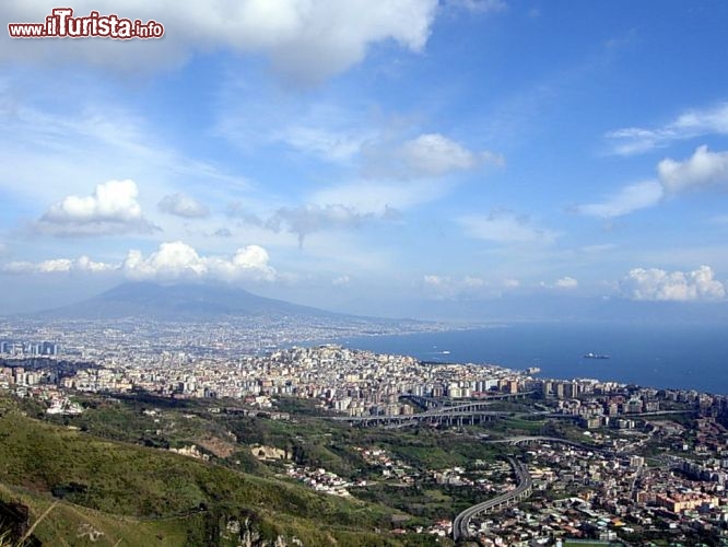 Immagine Il panorama di Napoli ed il suo golfo, fotografato dall'eremo di Camaldoli. Sullo sfondo il profilo del Vesuvio