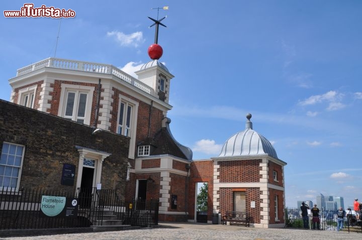 Immagine La elegante Flamsteed House dell'Osservatorio Reale di Greenwich: si noti la rossaTime Ball e la sottostante Octagonal Hall, elegante costruzione ideata da Cristopher Wren, 