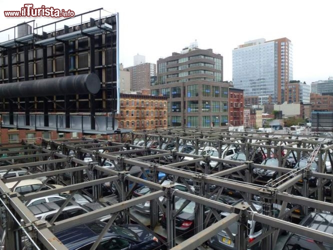 Immagine A New York City manca il parcheggio, e allora è normale vedere questi parcheggi ascensore multipiano che giocano a Tetrix con le auto. Vista dall'High Line