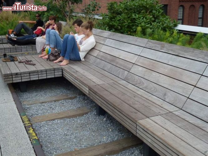 Immagine Relax sulla High Line il progetto di riqualificazione di una linea ferroviaria sopraelevata a New York City. Si possono notare ancora le traversine dei binari, dato che riqualificare non vuol dire cancellare il passato.
