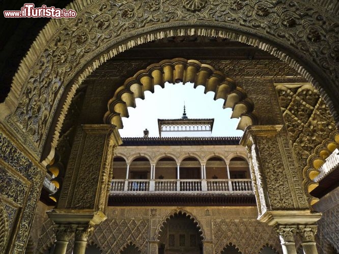 Immagine L'Alcázares Reales de Sevilla è un complesso di edifici fortificati. Alcazar in arabo significa appunto fortezza, palazzo fortificato - © Turismo Andalucia / Shutterstock.com