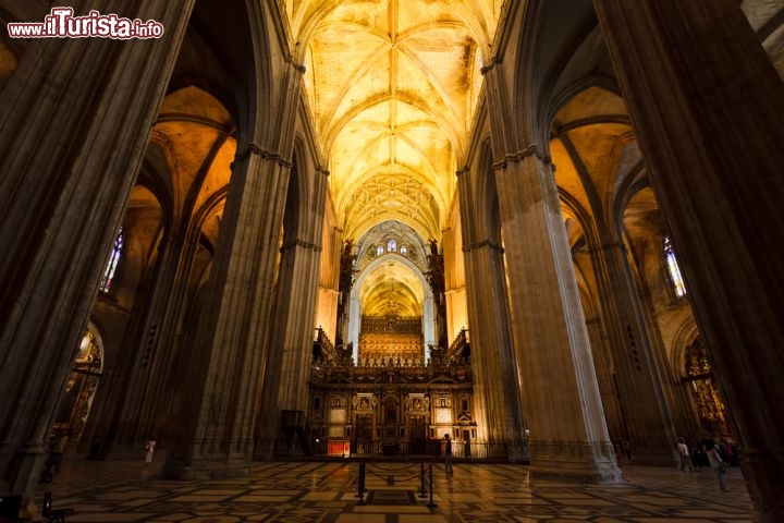 Immagine Interno della Cattedrale di Siviglia: la vasta navata centrale del tempio gotico più grande del mondo - © Pete Niesen / Shutterstock.com