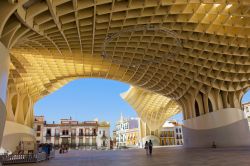 Il Metrosol Parasol di Siviglia è la costruzione in legno piu grande del mondo. E' anche possibile salire al livello superiore, e dall'alto dei sui 28 metri di elevazione godere ...