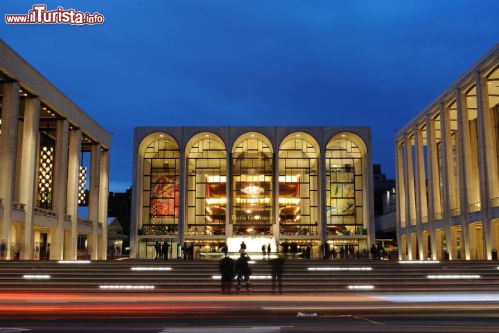 Immagine La Metropolitan Opera House presso il Lincoln Center, NYC: chi non avesse la possibilità di assisteere direttamente ad uno spettacolo nel famoso teatro, può comunque partecipare quotidianamente a tour guidati del Met o dell'intero Lincoln Center, preferibilmente previa prenotazione - Foto © Sean Pavone / Shutterstock.com