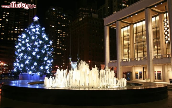Immagine Natale al Lincoln Center, New York:  come ormai da tradizione, ogni anno si tiene uno spettacolo natalizio con musica, cibo e danze in occasione dell'accensione delle luci dell'albero di Natale di Dante Park - © Mike Liu / Shutterstock.com
