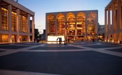 Metropolitan Opera House: in questo edificio del Lincoln Center, conosciuto anche come "Met" trova sede dal 1966 uno dei teatri dell'opera più famosi al mondo. Al suo interno, ...