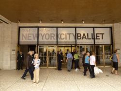 New York City Ballet: l'ingresso della biglietteria per accedere agli spettacoli della celebre compagnia newyorchese. Questa del Lincoln Center è una delle due sedi ufficiali della ...