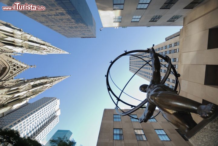 Immagine Cattedrale di San Patrizio, Statua di Atlante, NYC: la statua fa parte del complesso del Rockefeller Center e si trova proprio di fronte all'International Building - © Songquan Deng / Shutterstock.com