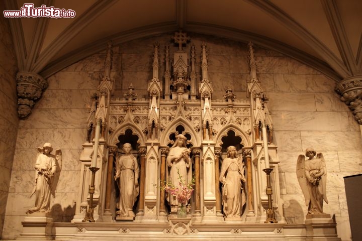 Immagine Statue all'interno della Cattedrale Metropolitana di New York City - © Chubykin Arkady / Shutterstock.com