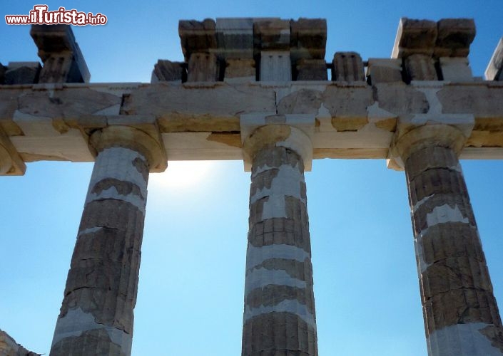 Immagine Il Partenone di Atene - Un tempo ad abbellirlo erano metope e triglifi in marmo oggi esposti tra il Museo dell'Acropoli e presso il British Museum di Londra