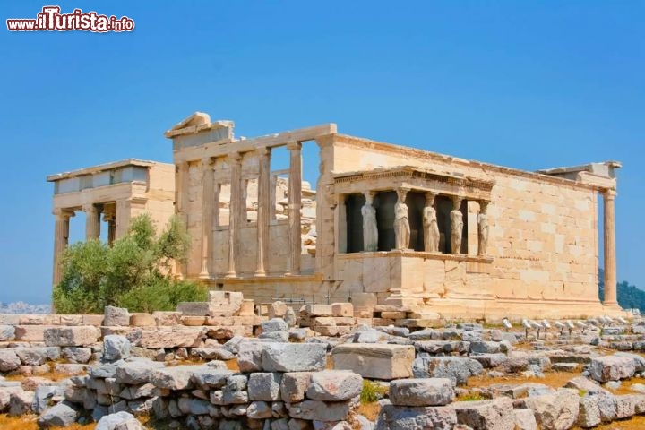 Immagine L'Eretteo è datato 421 a.C. e venne completato solo nel 406 a.C. si trova sull'Acropoli  di Atene - © Almotional / Shutterstock.com