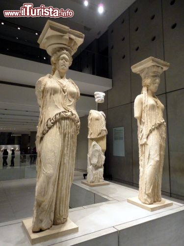 Immagine Le Cariatidi dell'Eretteo esposte al Museo dell'Acropoli di Atene. Sono le statue originali, spostate dalla loro sede naturale per evitare ulteriori danni da parte dello smog della capitale della Grecia