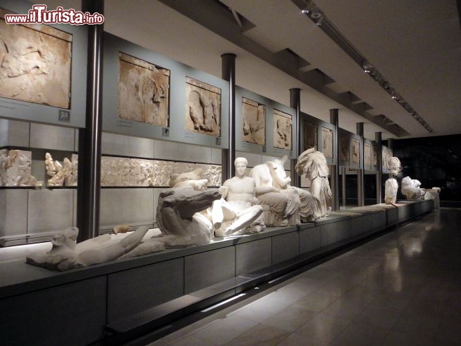 Immagine La spettacolare Galleria del Partenone con statue, metope e il lungo fregio (160 metri) che appartenevano al tempio dedicato ad Atena e che oggi sono esposte al  Museo dell' Acropoli di Atene