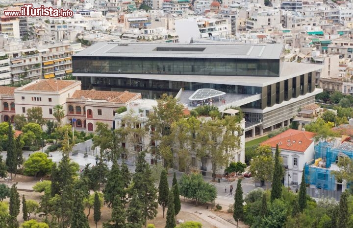 Immagine Il Nuovo museo dell'Acropoli di Atene, fotografato dal punto più elevato della capitale della Grecia, e cioè dal Partenone - © Lefteris Papaulakis / Shutterstock.com
