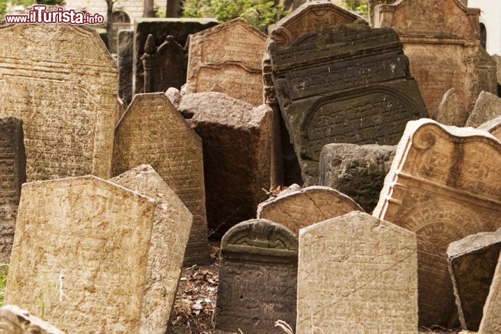 Immagine Alcune antiche lapidi del cimitero ebraico di Praga  - © Matt Ragen/ Shutterstock.com