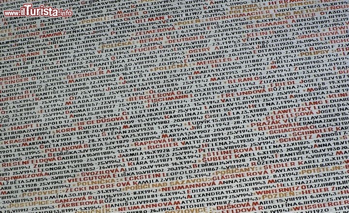 Immagine Un particolare del Memoriale dell'Olocausto che si trova nella Sinagoga Pinkas, quartiere Josefov a Praga - © Terence Mendoza / Shutterstock.com