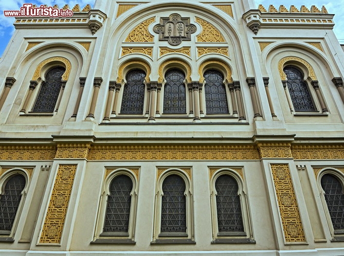 Immagine La sinagoga Spagnola a Praga è una delle principali del quartiere ebraico di Josefov - © Nick Fox / Shutterstock.com