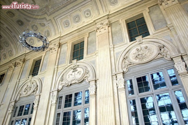 Immagine Stucchi in stile barocco in un corridoio interno di Palazzo Madama a Torino - © Claudio Divizia / Shutterstock.com