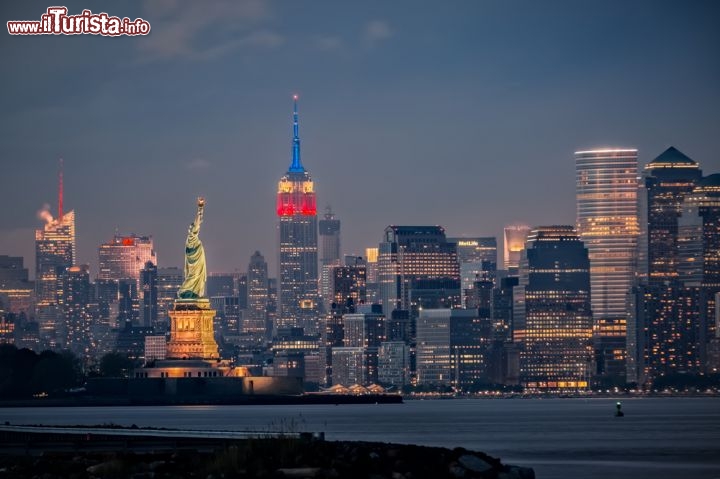 Immagine L'Empire State Building e la Statua della Liberta illuminati al tramonto - © Eduard Moldoveanu / Shutterstock.com