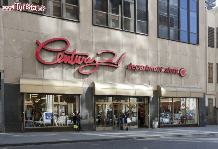 Immagine Century 21 Department Store famoso negozio di New York City al 1972 Broadway - © NYC & Company / Will Steacy