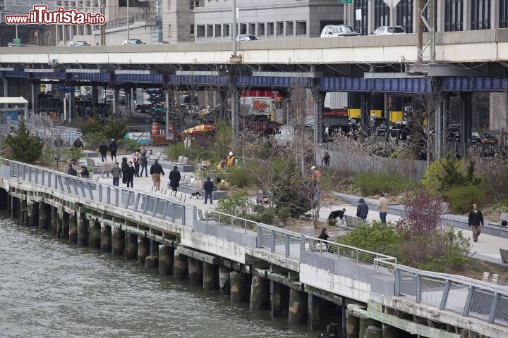 Immagine L'East River Park a Pier 15 a Lower Manhattan- © NYC & Company / Marley White