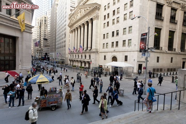 Immagine La movimentata via di Wall Street e il NYSE la Borsa di New York City - © NYC & Company / Will Steacy