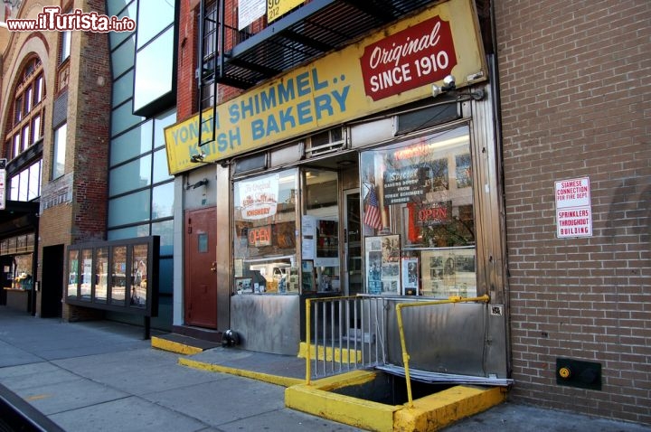 Immagine Yonah Schimmel Knish Bakery, il famoso fornaio kosher di New York City si trova in Orchad street - © Daniel M. Silva / Shutterstock.com