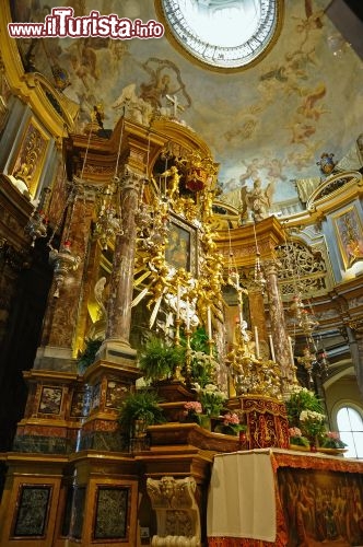 Immagine Altare barocco all'interno della "Consolata" la basilica nel centro di Torino - © skyfish / Shutterstock.com