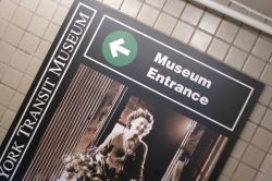 Entrata del New York Transit Museum: la sede del museo si trova in Boerum Place, all'incrocio con Schermerhorn Street, in un antico edificio nel quartiere newyorchese di Brooklyn - ...