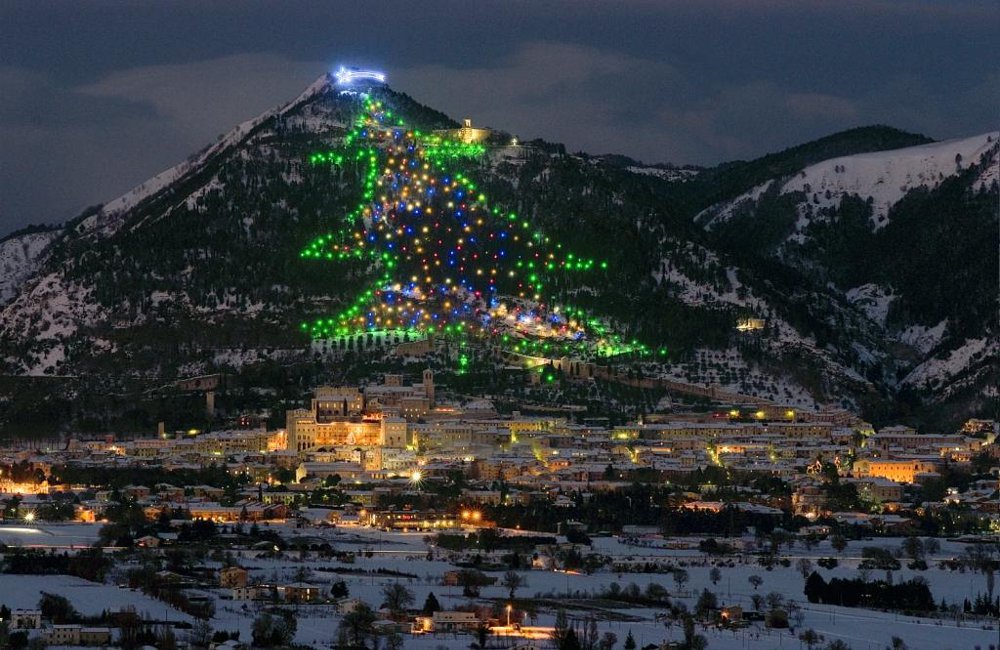 Albero Di Natale Roma 2020.A Gubbio L Albero Di Natale Piu Grande Del Mondo Date 2019 2020