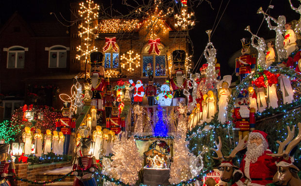 Case Decorate Per Natale.A Dyker Heights Brooklyn Tour Delle Case Decorate Con Le Luci Natalizie