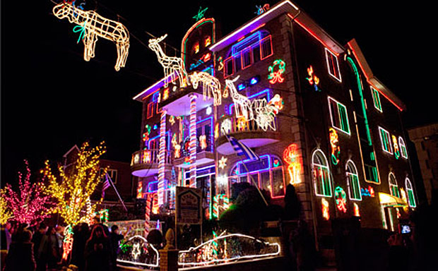 Case Decorate Per Natale.A Dyker Heights Brooklyn Tour Delle Case Decorate Con Le Luci Natalizie