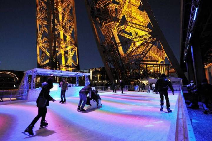 Pattinare sul ghiaccio sulla Torre Eiffel Parigi