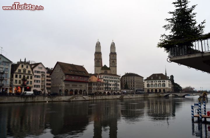 Immagine Il Grossmunster, l'antico duomo di Zurigo sulle sponde del Limmat