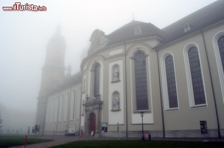 Immagine L'ingresso della Stiftskirche, la cattedrale di San Gallo, in una giornata di nebbia