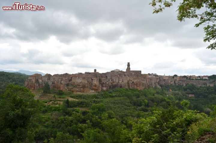 Immagine Pitigliano è il pittoresco borgo della Maremma toscana: si erge su di una solitaria rupe di tufo e sembra un villaggio dimenticato dal tempo e dalla storia.