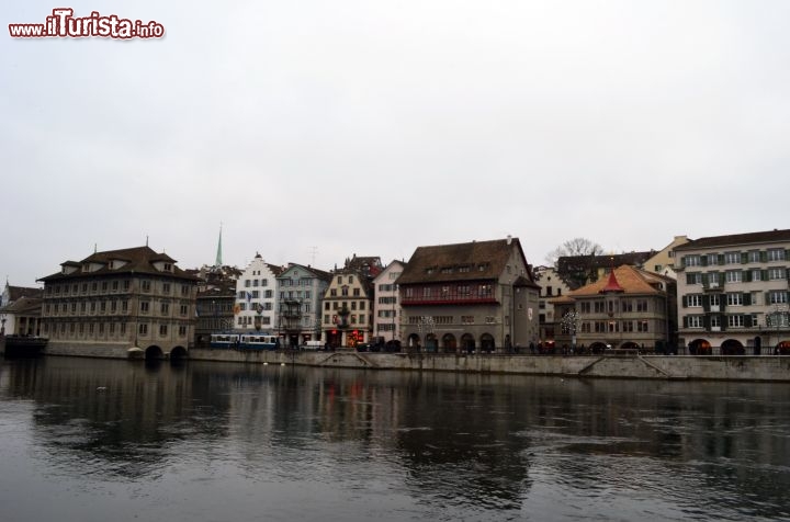 Immagine Il quartiere di Niederdorf sulle sponde del fiume Limmat in pieno centro a Zurigo