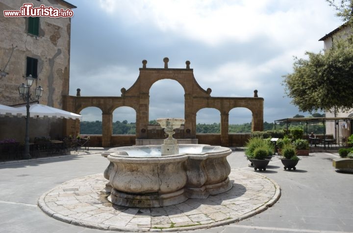 Immagine La fontana medicea di Pitigliano, nella Maremma meridionale, Toscana.