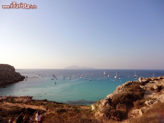 Immagine Panorama dell'isola di Levanzo da Favignana, Sicilia. Sullo sfondo la sagoma di Levanzo con la sua piccola superficie emersa di appena 5 chilometri quadrati