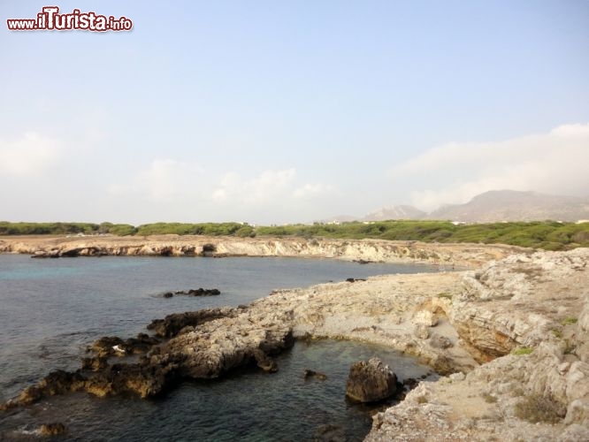 Immagine Veduta di Cala Rotonda a Favignana, Sicilia. Questo splendido porto naturale, noto anche come approdo di Ulisse, è costituito da splendide spiaggette facilmente raggiungibili a piedi da tutti