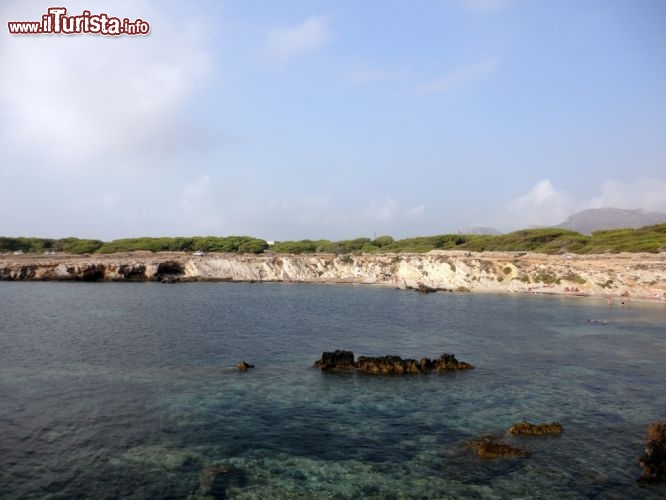 Immagine Mare di Favignana, Sicilia. Acqua cristallina e fondale mozzafiato per una delle cale più belle e meno affollate di Favignana