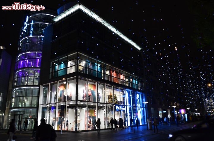 Immagine La centralissima Bahnhofstrasse addobbata a festa per il Natale a Zurigo